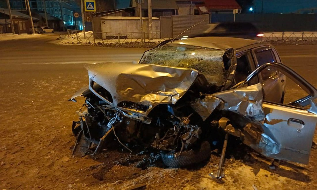 В Октябрьском районе Новосибирска дорожная авария унесла жизнь пассажира   Утром 24 ноября в Октябрьском районе Новосибирска случилось страшное дорожно-транспортное происшествия. В результате столкновения двух транспортных средств погиб пассажир.    Подробнее об автоаварии читайте на Горсайте.