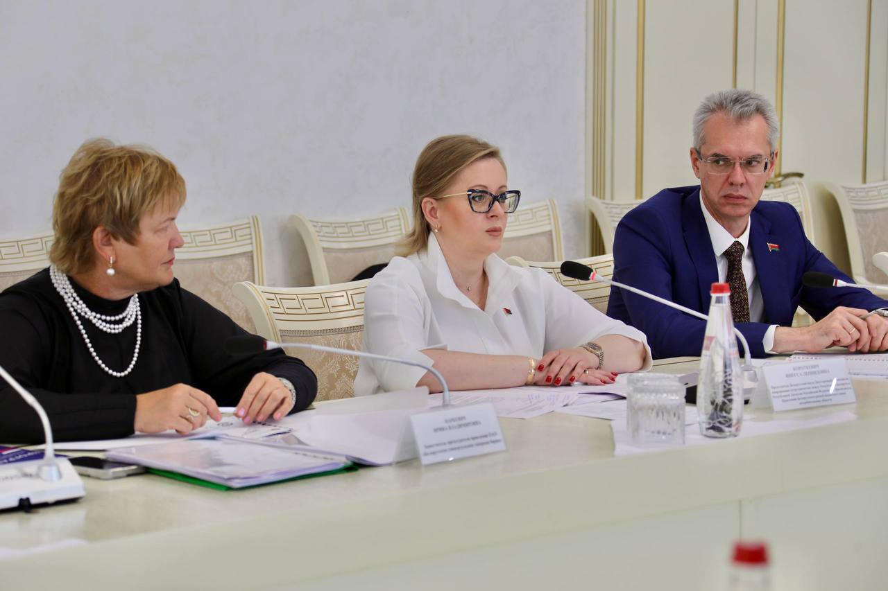 Дагестан рассматривает перспективы экспорта в Беларусь риса, консервов, винограда, воды и мяса халяль   Об этом в рамках встречи с членами белорусской делегации во главе с председателем Белкоопсоюза Инессой Короткевич сообщил Председатель Правительства РД Абдулмуслим Абдулмуслимов.  Он отметил, что основным приоритетом внешнеторговой деятельности в сфере сельского хозяйства Республики Дагестан является наращивание объемов производства и ассортимента продукции, а также расширение рынков сбыта для экспорта продукции АПК.  Хочу подчеркнуть, перспективные возможности для увеличения объемов взаимной торговли сельскохозяйственной продукцией. Республиканские сельхозтоваропроизводители при заинтересованности Концерна «Белкоопсоюз», а также организаций, осуществляющих закупку продовольствия в Республике Беларусь, имеют возможность осуществлять поставки из Республики Дагестан – риса, плодоовощных консервов, минеральной и природной упакованной воды, урбеча и продукции стандарта «халяль».  Дагестан является одним из лидеров в производстве продовольствия стандарта «халяль», в том числе мяса и мясных продуктов , - сказал он.   ↗ Большие перспективы в поставках винограда в свежем виде, качественных вин и коньяков, а также рыбы и икры осетровых пород. С учетом востребованности на дагестанском рынке качественной молочной продукции возможны закупки белорусской молочной продукции, в том числе сухого молока, сыров, сливочного масла.   В республике реализуются масштабные проекты по созданию плодохранилищ, закладке садов и виноградников, переработке мяса, отметил Абдулмуслимов.   Перспективными направлениями партнерских отношений между Республикой Дагестан и Республики Беларусь является инвестирование партнеров в переработку продукции сельского хозяйства, строительство тепличных комплексов, а также овоще- и фруктохранилищ.