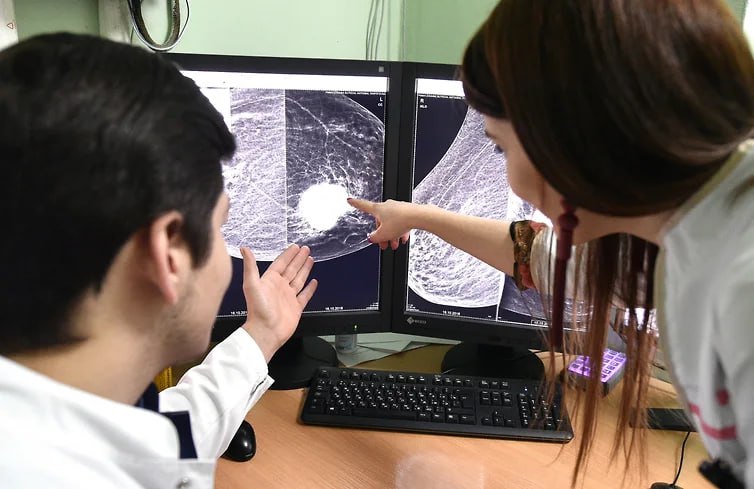 Заболеваемость раком молочной железы с 2015 года выросла более чем на четверть следует из свежего сборника Росстата Здравоохранение в России Показатели заболеваемости раком шейки и тела матки выросли с 41 2 тыс до 45 6 тыс а раком яичника с 14 тыс до 14 3 тыс случаев Относительный показатель распространенности онкологических заболеваний вырос с 405 03 до 481 49 случая на 100 тыс женщин В медучреждениях Минздрава тенденцию объясняют улучшением выявляемости онкологических заболеваний активным вовлечением женщин в программы обследования и общим старением населения Впрочем врачи отмечают что рак все чаще диагностируют у женщин младше 40 лет jkinvest news jkinvest