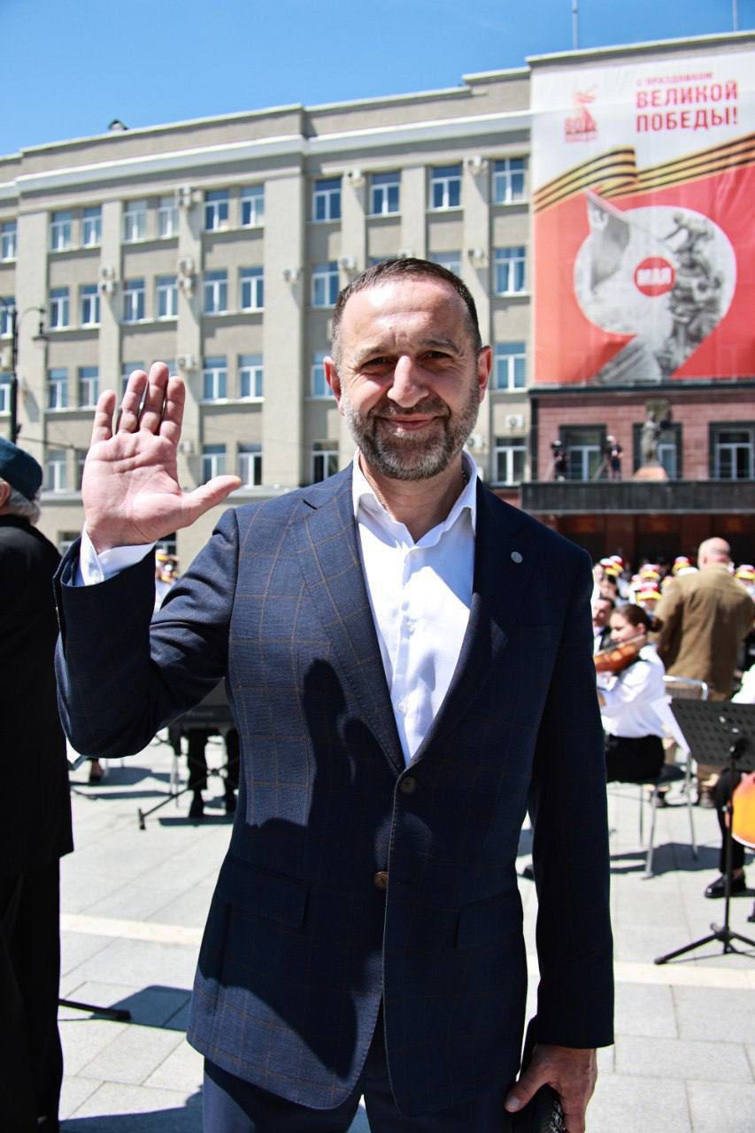 Сослан Фидаров: Я не прощаюсь, всегда готов служить на благо культуры Сослан Фидаров сегодня покинул пост министра культуры республики, который занимал с октября 2023 года. В своем телеграм-канале он назвал пребывание в должности "настоящим испытанием и огромным опытом", который будет ценить всю жизнь. Фидаров также поблагодарил главу республики Сергея Меняйло за доверие и предоставленную возможность работать на благо республики. "Я не прощаюсь, ни в коем случае. Это конец одной главы и начало другой. Всегда готов служить на благо культуры, и надеюсь, что смогу и дальше поддерживать все начинания, направленные на сохранение и развитие нашего культурного наследия. Я хочу поблагодарить всех вас — коллег, партнеров, творческих деятелей и просто неравнодушных людей — за ваше сотрудничество и поддержку. Вместе мы реализовали множество инициатив и проектов, которые, надеюсь, оставят положительный след в культурной жизни нашей республики", - написал Фидаров. Вести Алания Владикавказ
