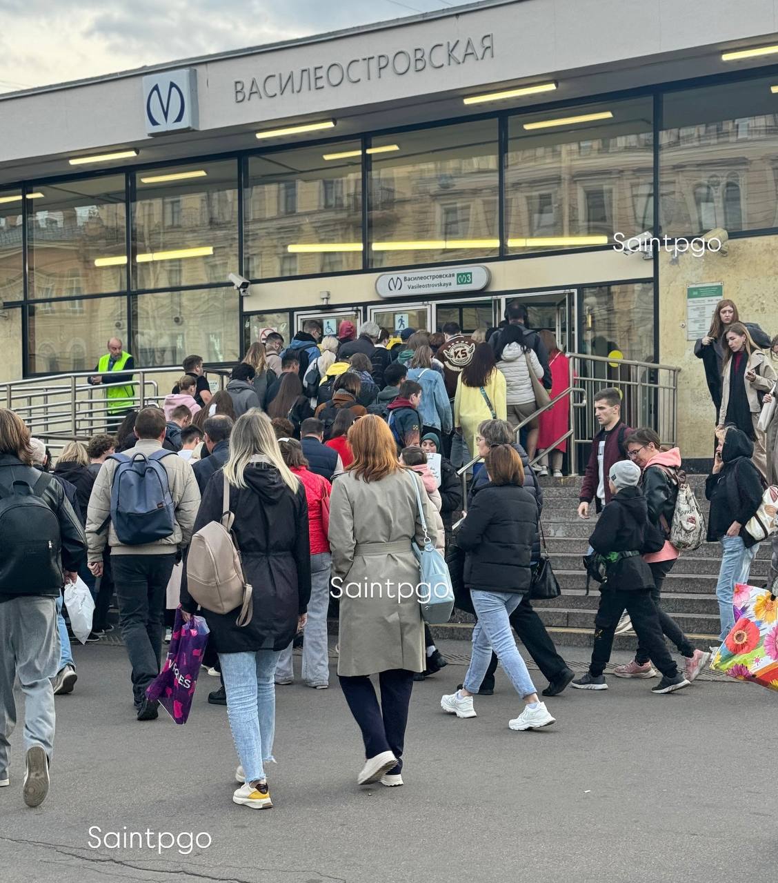 В Петербурге с августа могут вырасти цены на проезд.  Наземный транспорт — с 75 до 80 рублей, метро — с 81 до 86. Также планируют сделать единый тариф по карте «Подорожник» — 60 рублей за поездку независимо от вида транспорта.     – жми тут / Прислать новость  #спб #питер #Петербург