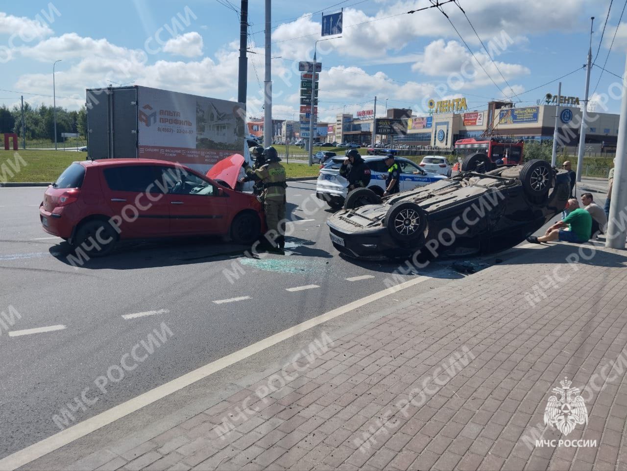 Пожарно – спасательное подразделение приняло участие в ликвидации последствий ДТП в Брянске Сегодня в ОДС ГУ МЧС России по Брянской области поступило сообщение о ДТП с участием 2-х легковых автомобилей по адресу: г. Брянск, ул. Объездная. В ликвидации последствий ДТП принимало участие пожарно-спасательное подразделение государственной противопожарной службы, личный состав которого проводил работы по отключению АКБ и смыву ГСМ с дорожного полотна. Позвонить и обратиться за помощью пожарно-спасательной службы можно по телефону «0 1 », с мобильного - «1 0 1 ». Единый номер вызова экстренных оперативных служб – «1 1 2 ». #ДТП #оперативная_информация #МЧСпоБрянскойОбласти МЧС Брянской области в ТГ ГУ МЧС России по Брянской области в ВК МЧС Брянской области в ОК