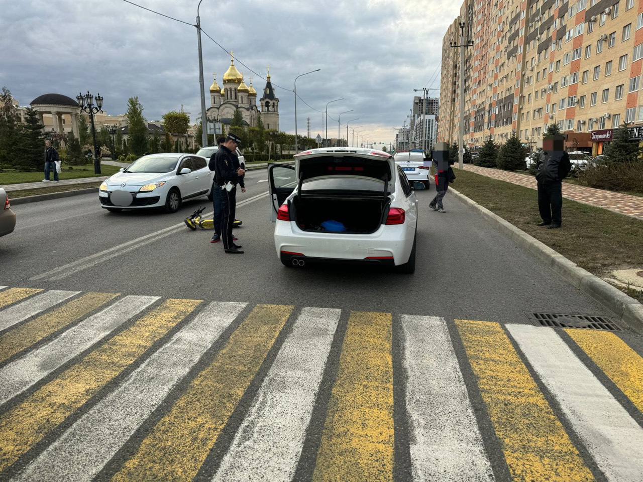 В Ставрополе в ДТП получил травмы водитель электросамоката  16 октября около 16 часов водитель автомобиль БМВ, совершая маневр левого поворота, не убедился в его безопасности и допустил столкновение с электросамокатром, пользователь которого пересекал проезжую часть по нерегулируемому пешеходному переходу, не спешившись.  В результате ДТП 18-летний водитель электросамоката с сочетанной травмой и переломом бедра доставлен в больницу Ставрополя. Электросамокат им был взят в аренду. Защитный шлем и экипировка отсутствовали.  Автомобилем управлял 25-летний житель Буденновска, который в момент ДТП был трезв, за последние два года привлекался к административной ответственности 8 раз за нарушение ПДД.