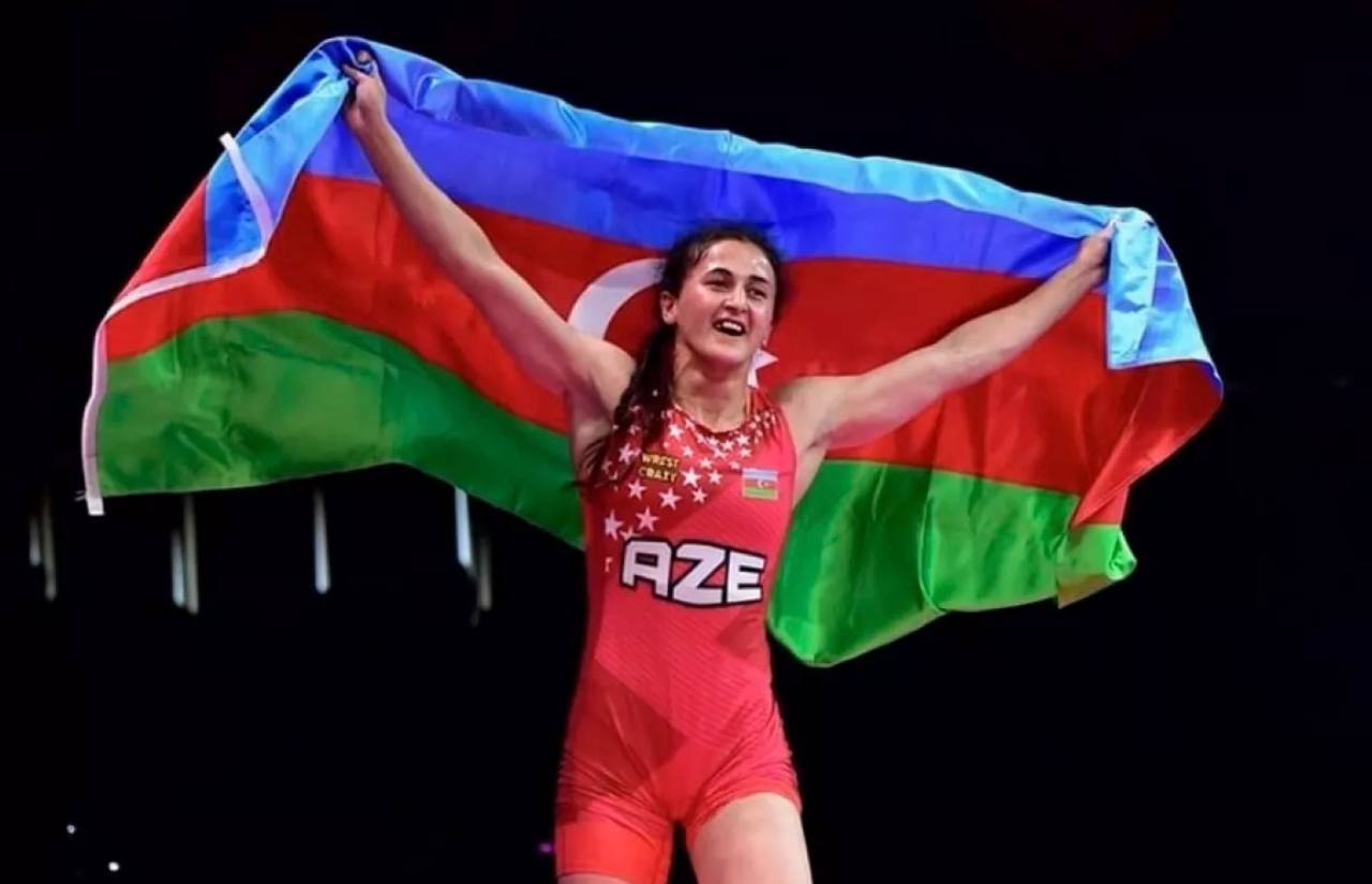 Азербайджанская спортсменка Жаля Алиева 57 кг стала победительницей в соревнованиях по борьбе VI Игр исламской солидарности в Эр Рияде Как сообщает Report в решающем поединке она одолела турецкую борчиху Эльвиру Сулейман со счетом 6 2 Отметим что сегодня наш борец греко римского стиля Мурад Ахмедиев 97 кг завоевал серебряную медаль а Эльнура Мамедова 50 кг бронзовую caliber az official