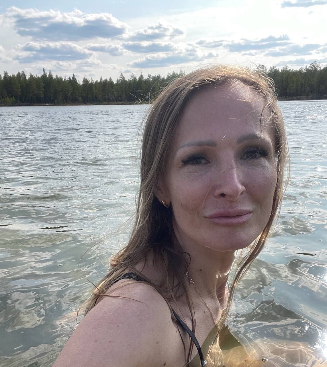 Спикер гордумы Ноябрьска подала дурной пример ямальцам, искупавшись в неположенном месте. Депутат Умецкая открыла купальный сезон в озере Черное, которое не входит в список водоемов, разрешенных для купания. «Теперь можно смело сказать, что лето началось правильно», — подписала она фотографии в telegram. Но в окружном правительстве считают, что все совсем неправильно.  «Купаться в городах и на природе можно только в тех водоемах, которые соответствуют санитарным нормам и правилам, утвержденным приказом МЧС. В этом озере состав воды неизвестен», — объяснил источник.  Главный политический канал Урала