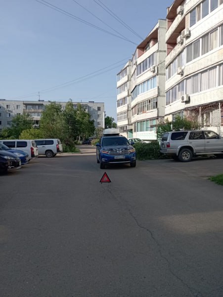 Полиция обратилась к приморцам с важным напоминанием По данным Госавтоинспекции региона, с 12 по 15 июня за медицинском помощью обратились 6 несовершеннолетних, получивших травмы в результате ДТП. Возраст пострадавших - от 3 до 17 лет. Среди пострадавших 3 пешехода, 2 пассажира и 1 водитель. Пешеходы получили травмы на придомовых территориях в городах Находка, Уссурийск и Арсеньев. Мальчики в возрасте 3 года и 11 лет направлены на амбулаторное лечение, 13-летняя девочка доставлена в медицинское учреждение с сотрясением головного мозга. В городе Владивостоке и Красноармейском районе в автопроисшествиях получили травмы несовершеннолетние пассажиры. В первом случае помощь врачей понадобилась 14-летней девочке, ДТП спровоцировал неправильный выбор дистанции одним из водителей транспортных средств. Пострадавшая направлена на амбулаторное лечение. Во втором случае 16-летняя девочка, севшая в автомобиль, которым управлял водитель с признаками опьянения, получила более серьезные травмы и была госпитализирована. В городе Большой Камень в результате столкновения с автомобилем получил травмы 17-летний водитель мотоцикла. По предварительным данным, правила проезда перекрестка нарушил водитель легкового автомобиля. Подростка доставили в больницу с переломом руки и сотрясением головного мозга. Как сообщили в Госавтоинспекции региона, с начала лета в Приморском крае получили травмы 32 несовершеннолетних, в 1 случае – смертельные. Родителей просят усилить контроль за детьми, не допускать свободного хранения ключей от транспортных средств, а водителей - соблюдать безопасную скорость движения, позволяющую предотвратить аварийную ситуацию. Полиция Приморья