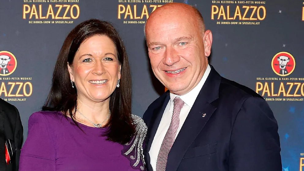 Мэр Берлина играл в теннис во время самого продолжительного блэкаута в столице со времён Второй мировой войны В Берлине произошёл самый продолжительный сбой электроснабжения со времён Второй мировой предположительно из за атаки леворадикалов на энергетическую инфраструктуру Теперь мэр столицы Кай Вегнер оказался в центре общественного внимания ему пришлось признать что в первый день кризиса отсутствовал на месте и играл в теннис Да я в субботу между 13 и 14 часами играл в теннис сказал он в эфире WELT TV Он пояснил что ему просто нужно было развеяться после того как он с 8 07 утра находился на связи с ответственными ведомствами По его словам он всегда был доступен по мобильнику даже во время теннисного матча После игры он якобы сразу вернулся к управлению кризисной ситуацией Вскоре газета Tagesspiegel выяснила что Вегнер находился на корте с ещё одним членом правительства сенатором Берлина по образованию Катарина Гюнтер Вюнш с которой мэр официально состоит в отношениях с 2023 года Как сообщает Tagesspiegel об этом стало известно другим посетителям теннисного клуба Кроме того в кругах ХДС отмечали что Гюнтер Вюнш опубликовала фотографию совместного отдыха в своём статусе в WhatsApp Ранее в воскресенье на вопрос BILD о том где Вегнер находился в субботу он отвечал Дома Я закрылся в своём домашнем офисе Он утверждал что пытался координировать работу и в течение дня сидел на телефоне не скучал и не расслаблялся Через три дня ему пришлось признать что это была не вся правда В скандал с теннисом оказался вовлечён и пресс секретарь Вегнера Михаэль Гинзбург В субботу он написал в X Кай Вегнер находится в Берлине и сейчас участвует в работе кризисного штаба со всеми ответственными ведомствами BILD Russian