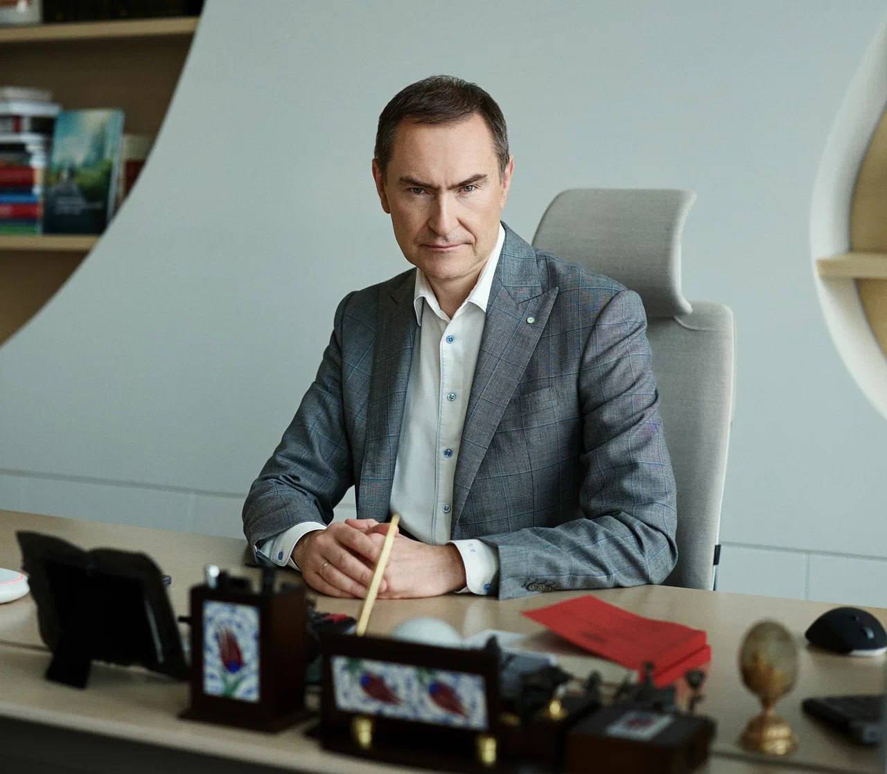 «Снижение ставки до 20% с 21% никак не влияет на экономику» Первый зампред Сбера Александр Ведяхин в интервью Reuters на ПМЭФ заявил, что ЦБ уже практически достиг цели по инфляции — недельный прирост цен составил всего 0,03%, что соответствует 4–5% в год. По его словам, теперь регулятор может смело идти на снижение ключевой ставки — этого ждёт и рынок. Однако инвестиционная активность бизнеса остается низкой: при текущих ставках брать кредиты невыгодно, проектов с доходностью выше 10% почти нет. В таких условиях компании предпочитают держать деньги на депозитах. 7 Экономика и не только