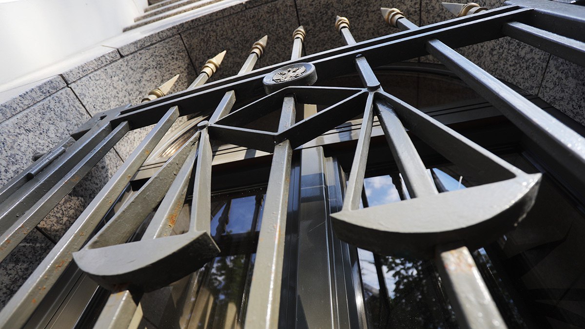 Верховный суд пересмотрит спор о передаче башкирских электросетей компании АСТ Верховный суд ВС решил пересмотреть позицию по отказам в исках Генпрокуратуры по передаче электросетевого комплекса частной компании АСТ в г Салават в Башкирии Надзорное ведомство настаивает что более 1500 электросетевых объектов были переданы компании вне конкурса Спор касается концессионного соглашения от 3 августа 2020 г по которому из хозяйственного ведения МУП Электрические сети было изъято и передано АСТ 1597 объектов общей стоимостью 1 3 млрд руб До сделки предприятие ежегодно перечисляло в бюджет более 3 млн руб но после передачи имущества компании АСТ оно стало убыточным и потеряло статус сетевой организации В то же время доходы частного лица к 2023 г выросли с нуля до 406 млн руб в год Вместе с тем фиксированная плата в бюджет по договору составляет лишь 1 млн руб в год до 2070 г Прокуратуре аплодирую за упорство Ведомостям за материал который читается как детектив Статью читайте по ссылке