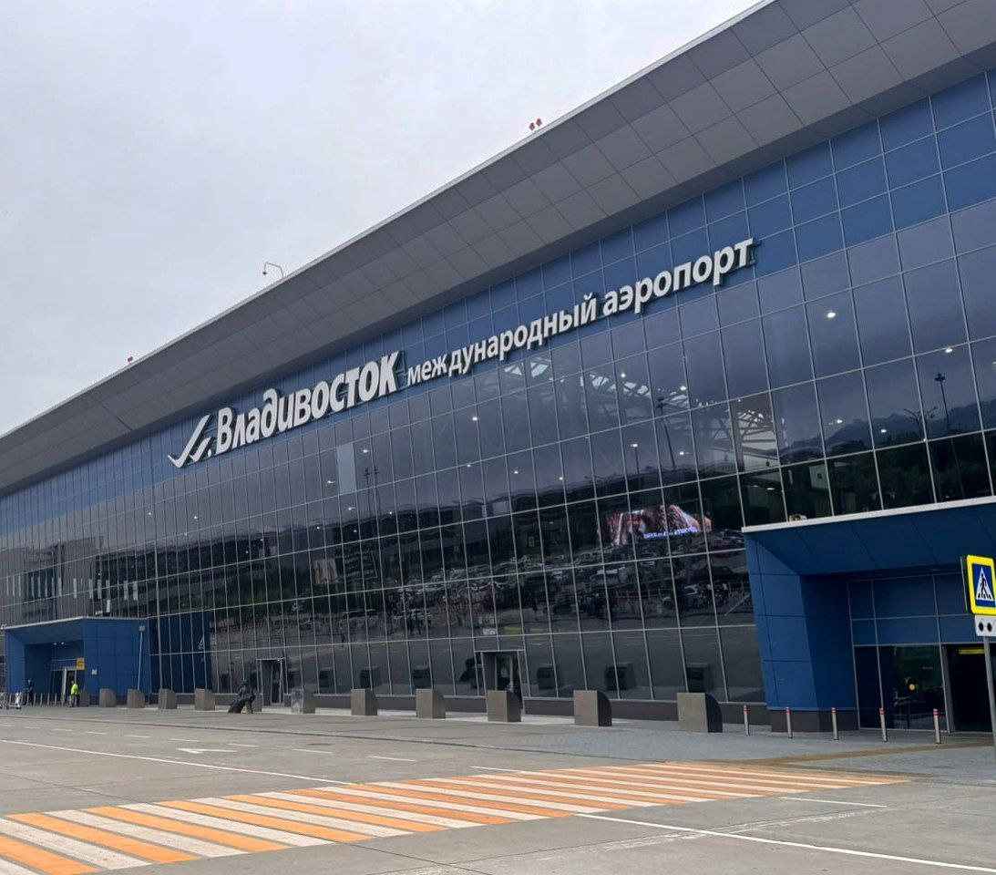 В минувшие выходные трое авиапассажиров были привлечены к ответственности за хулиганство и курение в салоне самолете  В дежурную часть линейного отдела полиции в аэропорту "Владивосток" поступило сообщение о пассажирке, курившей в туалетной комнате самолета, следующего по маршруту «Красноярск-Владивосток».  По прибытии рейса, сотрудники транспортной полиции доставили 45-летнюю жительницу  Хакасии в дежурную часть.   Женщина пояснила, что знала о запрете курения на борту, но не смогла дождаться посадки и нарушила установленные правила.  Позднее стражами правопорядка в дежурную часть международного аэропорта "Владивосток"  Кневичи  были доставлены жители Свердловской области 38 и 39 лет, прилетевших рейсом «Екатеринбург-Владивосток».   Находясь на борту воздушного судна, они нецензурно выражались в разговоре с экипажем, замечания стюардесс и других пассажиров игнорировали.   В отношении виновных лиц транспортными полицейскими составлены административные протоколы.
