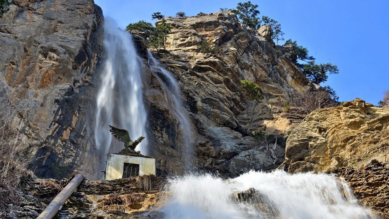 1 Теплая зима возродила легендарный крымский водопад Учан Су Необычно теплая погода и обильные осадки принесённые в Крым Балканским циклоном привели к значительному наполнению местных рек Как сообщает ФГБУ Заповедный Крым это коснулось и самого высокого водопада полуострова Учан Су Циклон доставил в регион теплый воздух и сильные дожди Среднесуточная температура воздуха оказалась выше многолетней нормы на целых восемь градусов Интенсивное снеготаяние и осадки привели к полноводью реки Учан Су которая питает одноимеенный водопад у Ялты Высота водопада составляет 116 метров Его название с крымскотатарского языка переводится как летящая вода В летний период он часто пересыхает а зимой иногда замерзает Уникальный природный объект с 1947 года имеет статус заповедного 1 Подпишись на Ломовку Регионы