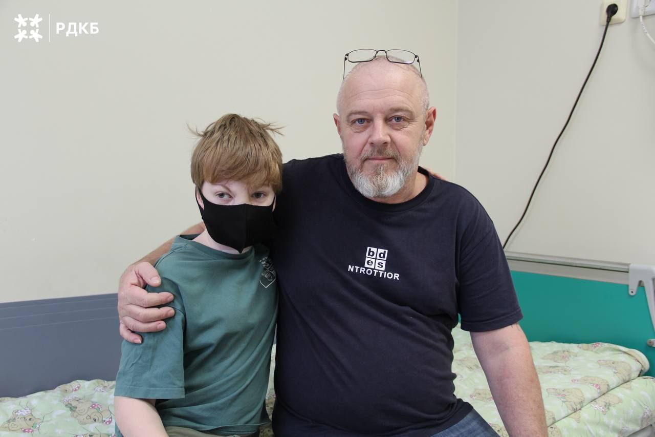 Ещё одну операцию провели мальчику который пострадал от нападения хаски в Сочи Мальчик находится в Российской детской клинической больнице в Москве Очередной этап реконструктивно пластического лечения был направлен на воссоздание отсутствующего у ребенка носогубного треугольника восстановление верхней губы Для формирования основы верхней губы мы использовали местные ткани щёчных областей Операция прошла успешно пересаженные лоскуты полностью прижились рассказал и о заместителя главного врача по хирургической работе заведующий отделением реконструктивно пластической хирургии РДКБ Антон Нарбутов Через 4 месяца мальчика ждёт реконструкция верхней части носа надбровной и межбровной областей Изменилась ли ситуация с животными в стране после нападения хаски на мальчика и гибели девочки от укусов в Ставрополе ЧИТАЙТЕ ТУТ Фото RDKBofficial ПОДПИШИСЬ 18 Прислать новость