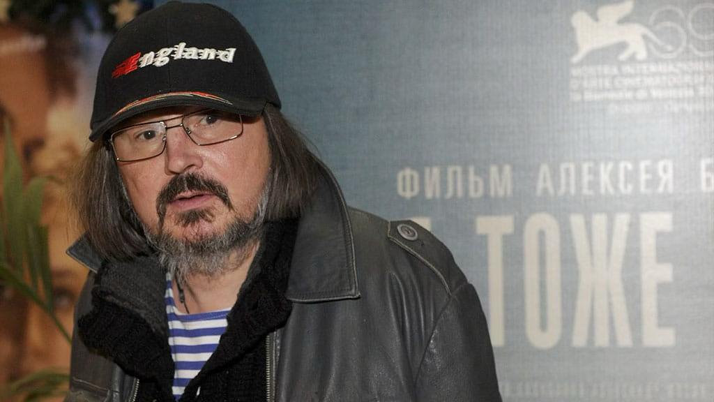 Памятник-трамвай установят в Екатеринбурге в честь Алексея Балабанова Памятник режиссеру установят у Дворца молодежи проспект Ленина, 1 , рядом с местом, где он жил. Победил проект Мейрама Баймуханова: режиссер изображен сидящим в трамвае, напоминающем тот, в котором ехал Данила Багров в его фильме «Брат». Конкурс эскизов памятника проходил с осени 2024 года, участие в нем приняли более сорока человек, сообщили в администрации города. Также планируется второй, меньший по масштабу, монумент у Свердловской киностудии. Монумент появится в мае 2026 года. Алексей Балабанов — один из ключевых режиссеров постсоветского времени, сформировавший уникальный кинематографический стиль, отражавший атмосферу 90-х и 2000-х годов. Детство и юность он провел в Екатеринбурге, где сформировался его взгляд на жизнь и творчество. Город стал источником вдохновения для многих его фильмов, включая всем известного «Брата», и навсегда остался важной частью его режиссерской идентичности. Фото: администрация Екатеринбурга, PopKult