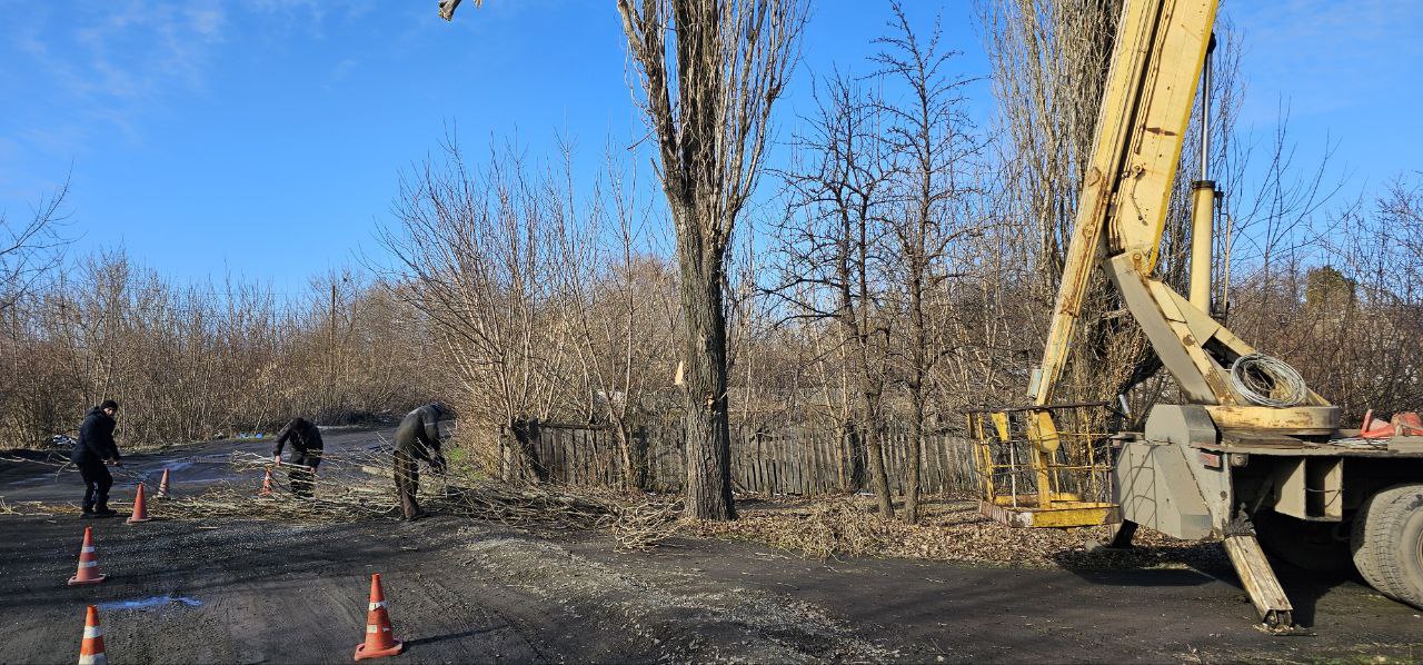 Сегодня в городе Вахрушево сотрудники МУП "ДЭРСУ" выполнили работы по спилу аварийного дерева на основании обращения семьи участника специальной военной операции.    Данное мероприятие было организовано с целью обеспечения безопасности жителей и сохранения благоприятной городской среды. Все работы проведены с соблюдением необходимых мер безопасности, а также в строгом соответствии с экологическими нормами и требованиями законодательства.