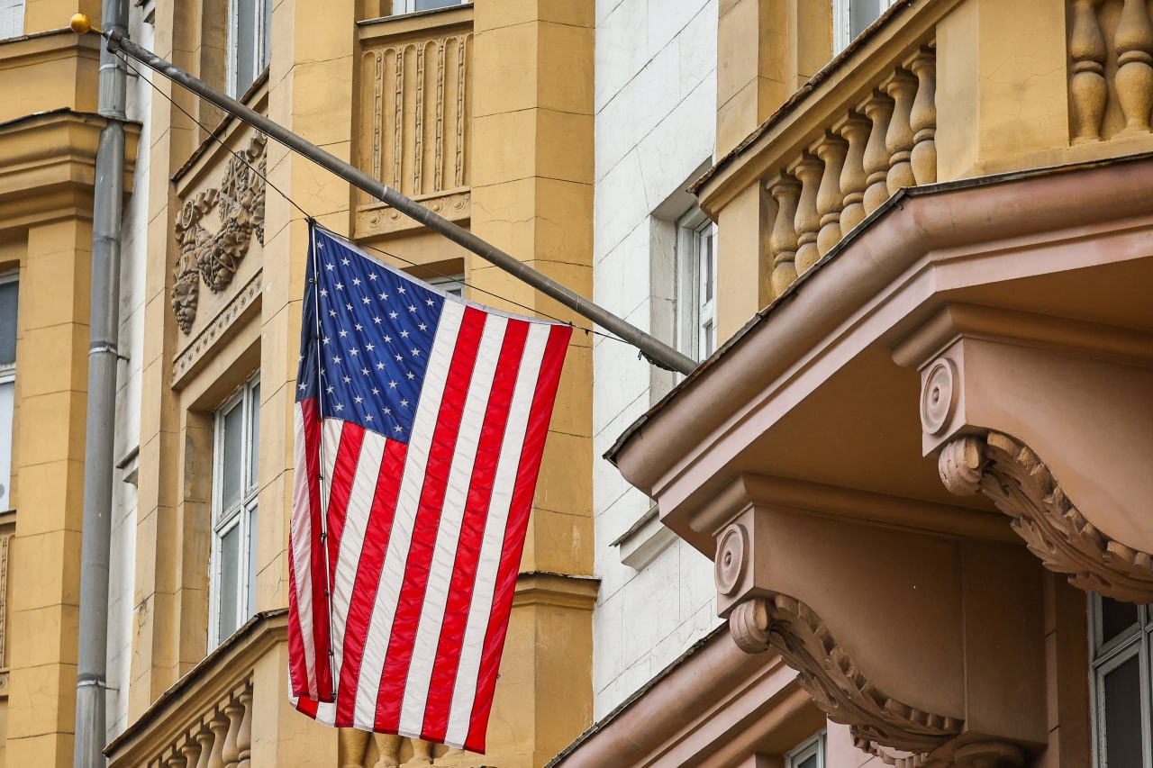 Американист объяснил природу протестов в США  Кто-то хочет «сковырнуть» Дональда Трампа, затянув его в войну на Ближнем Востоке и ослабив беспорядками внутри страны.  Таким мнением в беседе с радиостанцией «Говорит Москва» поделился обозреватель журнала «Международная жизнь» Сергей Филатов.  Трамп попадает между двух огней, с одной стороны, внутренние протесты, причём очень широкие, а с другой стороны — Ближний Восток. Вот я совершенно уверен, что удар Израиля по Ирану спровоцирован теми силами, кто хочет каким-то образом сковырнуть Трампа. То есть через Израиль и вот эту заваруху с Ираном. Трамп оказался подставленным. И во внутренней политике с протестами массовыми против его поведения, против его политики, против его попытки чего-то там реформировать. И во внешней политике. То есть Трампа засасывают в войну на Ближнем Востоке. Он сопротивляется, он не хочет, ему это совершенно не нужно, но его туда засасывают. И вот если в целом посмотреть эту ситуацию, то глубинное государство одновременно наносит по нему два удара, изнутри и снаружи. И вот это, на мой взгляд, самое главное в этой ситуации. То есть Трамп как будто на шпагате, и его растягивают.