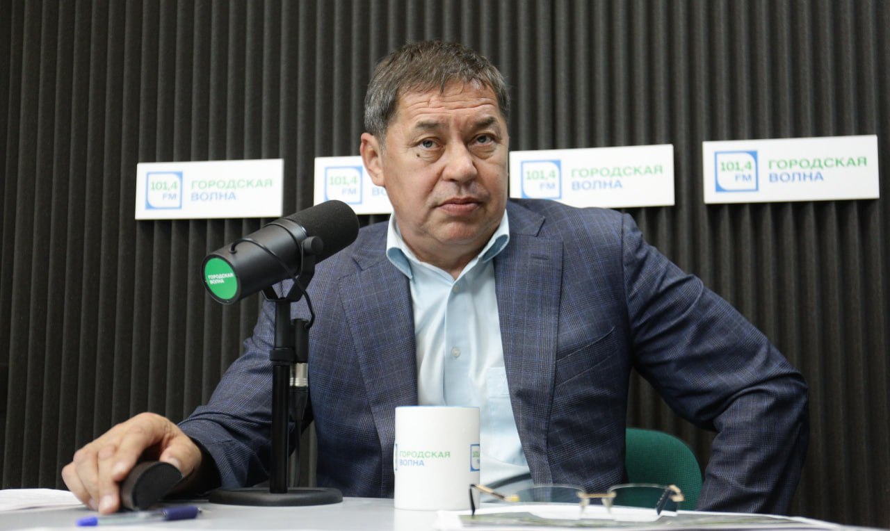 Умер глава Ленинского района Александр Гриб Ушёл из жизни глава администрации Ленинского района Новосибирска Александр Гриб Мэр Максим Кудрявцев выразил искренние соболезнования его родным и близким Глава города подчеркнул что новость о смерти Александра Гриба потрясла всех его коллег в администрации района и мэрии Александр Владимирович очень любил Ленинку искренне за неё болел и многое сделал За годы его работы район заметно преобразился И это был и его личный вклад в развитие всего Новосибирска его любовь к своему делу Память о нём сохранится в наших сердцах говорится в некрологе