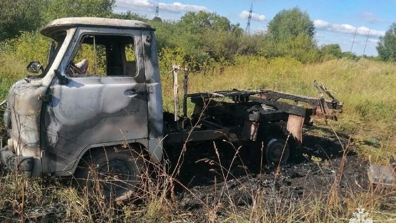 В Удмуртии за неделю сгорели восемь автомобилей.  В Удмуртии за несколько дней сгорели восемь легковых и грузовых автомобилей. По оперативным данным, с 28 июля по 4 августа пожарные республики выезжали на 41 сообщение о возгораниях, несколько из которых были связаны с автомобилями.  Причину семи пожаров уже удалось выяснить. К примеру, неисправность систем, механизмов и узлов привела 28 июля к воспламенению грузового автомобиля «Хендай Портер» на объездной дороге в Завьяловском районе, а 31 июля стала причиной пожара в грузовом автомобиле «УАЗ 3303» в с. Малая Пурга и легкового автомобиля «Газель Некст»» в Воткинске.  3 августа из-за неисправности загорелся легковой автомобиль «ВАЗ 2108» в с. Завьялово.     -info