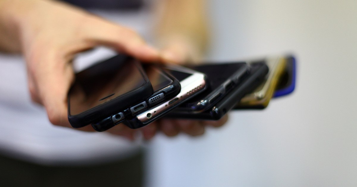 Блокировка мессенджера WhatsApp является лишь вопросом времени В работе приложения фиксируют постоянные неполадки В работе мессенджера фиксируют постоянные неполадки Сервис Сбой рф зафиксировал уже почти 1 5 тысячи жалоб на работу мессенджера по всей стране а само приложение снова ложится в самых разных регионах Когда сервис системно игнорирует наши правила угрожает безопасности людей и продолжает работать на территории страны без малейшего уважения к её законам то его блокировка лишь вопрос времени сказал член комитета Госдумы по информационной политике информационным технологиям и связи Антон Немкин Кроме того выросло и количество хакерских атак За последние месяцы мы видим тревожную динамику Рост атак на пользователей WhatsApp в 3 5 раза больше по сравнению с прошлым годом Тысячи взломанных аккаунтов Кража данных Клоны аккаунтов через которые мошенники выманивают деньги у людей И всё это на фоне регулярных сбоев и дыр в безопасности которые компания даже не пытается исправлять добавил депутат принадлежит запрещённой в России Meta признанной экстремистской организацией