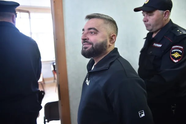 Депутат горсовета Новосибирска Игорь Украинцев заключил контракт с Минобороны РФ. В связи с этим суд приостановил производство уголовного дела в отношении него, сообщают суды общей юрисдикции региона. Депутата задержали в мае прошлого года. С того момента он находился в СИЗО. Следствие считает, что Игорь Украинцев получил взятку 3,5 млн руб. от главы строительного холдинга «Стрижи» Игоря Белокобыльского. Деньги предназначались за лоббирование интересов бизнеса. По версии обвинения, когда предприниматель перестал платить, депутат якобы организовал митинги с критикой стройфирмы, выложил в своих соцсетях негативную информацию о ней. Фото: Влад Некрасов, Коммерсантъ Подписывайтесь на «Ъ-Сибирь»