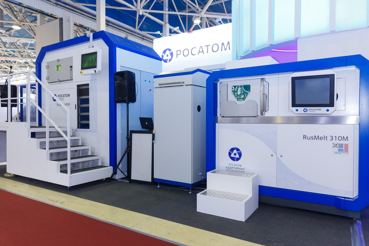 Шестисотый «Мерседес» 3D-принтер: Росатом презентовал первую российскую крупногабаритную SLM-установку RusMelt 600M работает по технологии селективного лазерного сплавления. «Раньше системы подобного класса изготавливались только иностранными производителями, то сегодня перед вами отечественный продукт, изготовленный на базе российских комплектующих. В Росатоме создана полная линейка оборудования не только по всем основным видам аддитивных технологий, но и для всех востребованных габаритов изделий», — рассказал директор бизнес-направления «Аддитивные технологии» Росатома Илья Кавелашвили. Основные характеристики принтера: Область построения: 600×600×600 мм, Максимальная скорость печати: 60 см³/ч, Количество иттербиевых лазеров: 4 шт, Мощность лазера: 500 / 700 / 1000 Вт опционально , Интеллектуальная система контроля процесса плавления, Механизированный комплекс разгрузки и очистки заготовок собственной разработки. RusMelt 600M можно использовать абсолютно в любых отраслях, где нужны детали из металлических сплавов. Он может печатать из нержавеющей стали, никеля, титана, алюминия и кобальта. #новости #ТВЭЛ