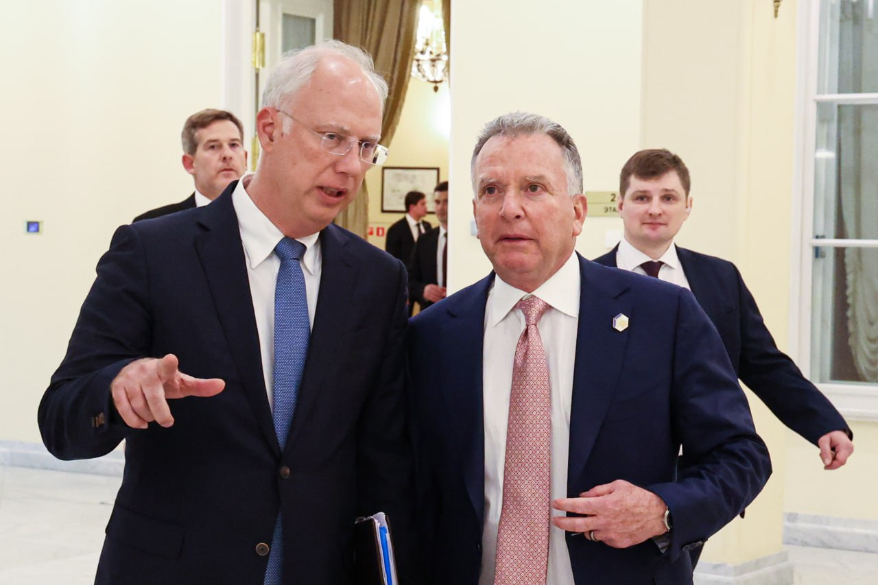 Москва и Вашингтон разрабатывают новый план по урегулированию конфликта на Украине Администрация президента США Дональда Трампа тайно консультируется с Кремлём Об этом сообщает Axios со ссылкой на официальных американских и российских представителей По данным портала план состоит из 28 пунктов основанных на четырёх составляющих Речь идёт о мире на Украине гарантиях безопасности безопасности в Европе и будущих отношениях Вашингтона с Москвой и Киевом Спецпосланник Трампа Стив Уиткофф подробно обсудил план со специальным представителем российского лидера по инвестиционно экономическому сотрудничеству с зарубежными странами Кириллом Дмитриевым в ходе его визита в Майами в конце октября В беседе с Axios глава РФПИ выразил оптимизм по поводу шанса на успех договорённостей По мнению Дмитриева в отличие от всех предыдущих попыток на этот раз позиция России действительно услышана Подписаться на Говорит Москва Telegram VK MAX