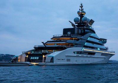 Из Владивостока — к айсбергам: суперъяхта Мордашова пойдёт к острову Врангеля Суперъяхта «Норд» миллиардера Алексея Мордашова, стоящая сейчас на рейде Владивостока, получила разрешение на самостоятельный вояж до острова Врангеля. С 1 августа по 30 сентября судно сможет пройти по чистой воде Чукотского моря. Построенная на немецкой верфи Lürssen 142-метровая яхта оценивается в $500 млн и лишь немного уступает по габаритам атомному ледоколу «Арктика», но не имеет ледового класса. С 2022 года яхта плавает по Дальнему Востоку, регулярно заходя в охраняемые природные зоны. Сейчас «Норд» завершает маршрут по заповедникам Приморья. / Реклама