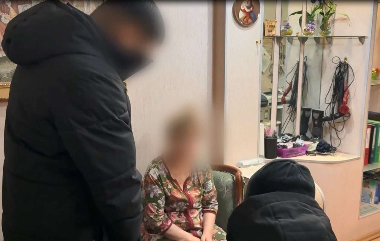 Инсценировавшая свою смерть экс замминистра ЖКХ Астраханской области пряталась в Татарстане В 2012 году чиновницу Марианну Ступину осудили на 7 лет за присвоение денег После вынесения приговора она сбежала в Татарстан где отслеживала новости о без вести пропавших женщинах по стране Увидев сообщение о найденном в Новосибирской области теле она попросила мужа поехать туда и опознать его Когда обман удался женщина вернулась в родную Астраханскую область где следующие 13 лет вела скрытный образ жизни В настоящее время бывшую чиновницу направили в колонию Фото СК России Читайте нас в MAX