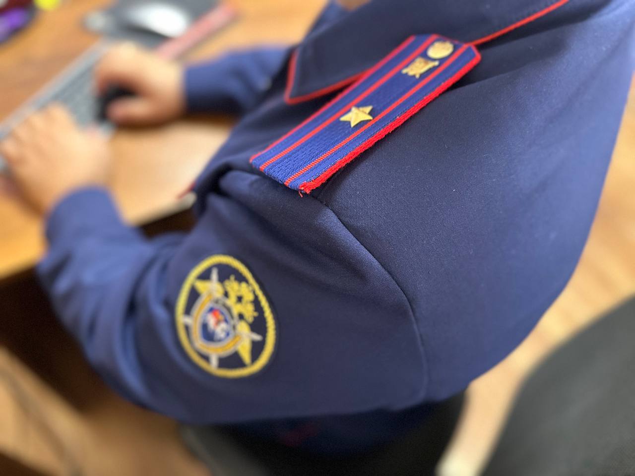 В Адыгее расследуется уголовное дело в отношении бывшего руководителя отдела архитектуры администрации Тахтамукайского района Следователями отдела по расследованию особо важных дел следственного управления СК России по Республике Адыгея возбуждено уголовное дело в отношении бывшего руководителя отдела архитектуры, градостроительства и муниципального земельного контроля администрации Тахтамукайского района о преступлениях, предусмотренных ч. 2 ст. 290 УК РФ получение должностным лицом взятки в значительном размере и п. «в» ч. 5 ст. 290 УК РФ получение должностным лицом взятки в крупном размере . Уголовное дело возбуждено по материалам оперативно-розыскной деятельности, проведенной сотрудниками управления экономической безопасности и противодействия коррупции МВД по Республике Адыгея и регионального управления ФСБ России. Установлено, что 07.08.2024 фигурант получил взятку в размере 100 000 рублей за способствование взяткодателю в получении разрешения на отклонение от предельных параметров разрешенного строительства на принадлежащем ему земельном участке. Кроме этого, 30.10.2024 бывший руководитель отдела архитектуры получил взятку в размере 200 000 рублей за утверждение схемы расположения земельного участка на кадастровом плане и соглашения об образовании земельного участка, расположенного в пределах дачного товарищества в Тахтамукайском районе. Следователями и криминалистами проводятся следственные действия, направленные на сбор доказательств, а также установление иных должностных лиц, причастных к совершению преступления. Расследование уголовного дела продолжается.