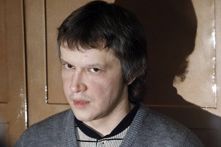 «Битцевскому маньяку», отбывающему срок в ЯНАО, отказали в переводе в Мордовию Александр Пичушкин, который сидит на ПЖ в ИК «Полярная сова» в поселке Харп, попытался перевестись в мордовскую колонию «Торбеевский централ». Администрация «Полярной совы» и ФСИН отказали Пичушкину в переводе в Мордовию, из-за чего маньяк подал жалобу на ведомство, сообщил SHOT. В апреле РИА Новости сообщили о признании Пичушкина в 11 ранее не известных убийствах. Предположительно он совершил их в московском районе Северное Бутово. В период с 1990-х по 2000-е годы в Москве, преимущественно на территории Битцевского парка, была совершена серия убийств, ответственность за которые возложена на так называемого «Битцевского маньяка». Общее число подтвержденных жертв составляет 49 человек. Преступник целенаправленно выбирал наиболее уязвимых граждан — среди его жертв были пожилые люди, дети, лица с инвалидностью, а также страдающие психическими заболеваниями, что придавало его действиям особую жестокость. В октябре 2007 года Московский городской суд, основываясь на решении коллегии присяжных, приговорил Александра Пичушкина к пожизненному лишению свободы с отбыванием наказания в исправительной колонии особого режима. Согласно результатам медицинской экспертизы, Пичушкин признан вменяемым, однако у него выявлено шизопатическое расстройство, выражающееся в склонности к совершению убийств с элементами садизма. Подписаться Прислать новость Дать «буст»