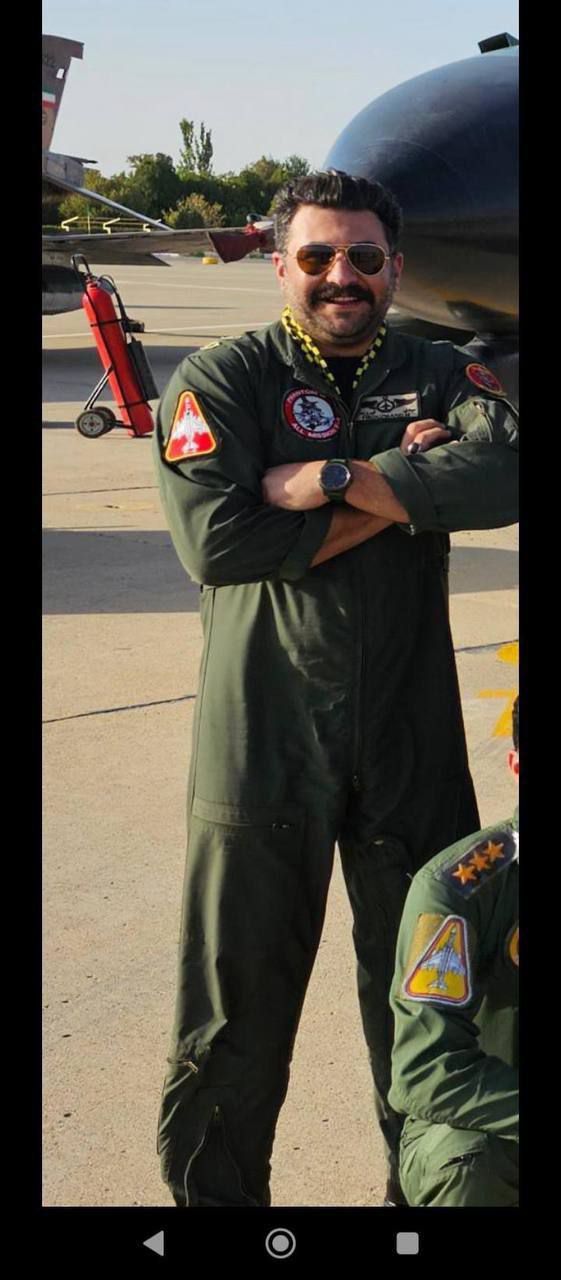 По сообщению пресс службы ВВС Ирана вчера вечером один из истребителей F 4 ВВС во время выполнения ночного учебного задания в провинции Хамадан потерпел аварию и один из пилотов этого самолёта погиб на фото другой смог катапультироваться Причина катастрофы выясняется