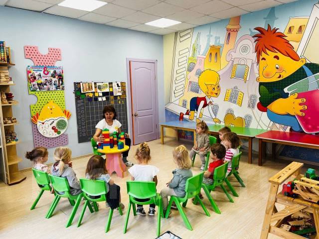 Детсады во Владивостоке снова подорожают: с 1 июня плата вырастет до 3169 рублей Мэрия Владивостока утвердила повышение родительской платы за детские сады. С 1 июня она составит 3169 рублей в месяц — на 591 рубль больше, чем в начале года. При этом чиновники заранее предупредили: это не последнее повышение в 2025-м, будет ещё одна корректировка. Пояснение стандартное: инфляция, расходы, пересчёты. Родители, впрочем, недоумевают, почему рост тарифов стабильно опережает улучшение условий и питания в садах. / Реклама БЕСПЛАТНЫЙ КОФЕ