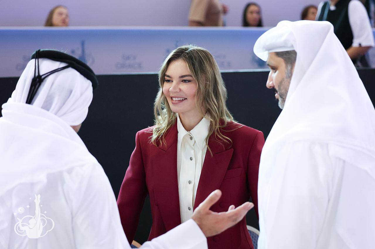 Олимпийская чемпионка Алина Кабаева появилась на арене Aspire Dome в преддверии международного турнира "Кубок "Небесная грация" в Катаре.   Соревнования пройдут в Дохе с 20 по 22 ноября. Об этом сообщили в Международной ассоциации "Небесная грация".       Отправить новость