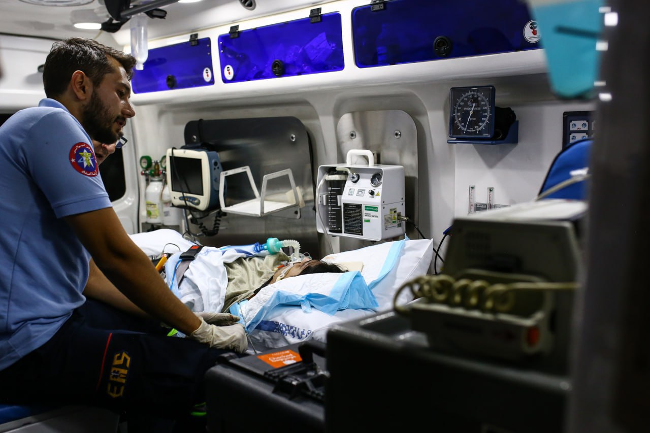 Врачи констатировали смерть мозга у иранского волейболиста после удара током в бассейне Сабер Каземи получил тяжелую черепно мозговую травму в бассейне после тренировки в составе катарского клуба Эр Райян Федерация волейбола Ирана сообщила в соцсетях что медкомиссия подтвердила смерть мозга но аппараты жизнеобеспечения 26 летнего спортсмена не отключены он остается в реанимации Подписывайтесь на РИА Новости Спорт в MAX