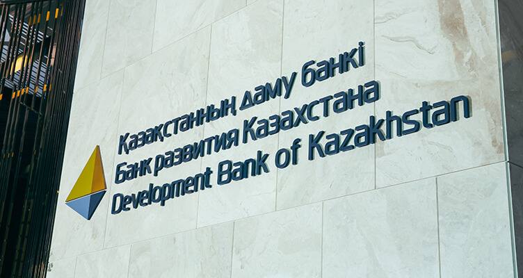 БРК теряет смысл финансируя гостиницы вместо промышленности сенатор Ляззат Рысбекова призвала пересмотреть политику Банка развития Казахстана Она отметила что банк должен поддерживать экспорт и инновации а не вкладываться во второстепенные объекты вроде гостиниц По данным сенатора в 2024 году БРК профинансировал 58 проектов на 1 4 трлн тенге а в этом году еще 48 на 1 2 трлн Из 17 крупных прорывных проектов по ее словам реализован лишь один автозавод Astana Motors Manufacturing Kazakhstan kursivm kursiv news