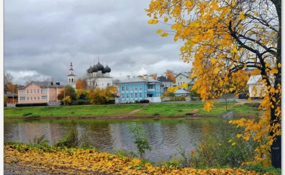 Холодный антициклон принес настоящую осень на Вологодчину.    Ночью температуры окружающей среды уходят в минуса, днём в воскресенье обещают не больше +7+12 градусов.    Завтра, в понедельник дневная температура повысится только до +8+10, по югу региона ожидаются дожди.    И, кстати, действие магнитной бури сохранится до вечера вторника, 7 октября.