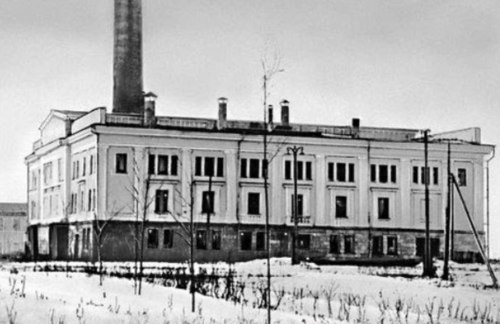 В июне 1954 года под Москвой была пущена первая в мире АЭС.  Станция, расположенная в подмосковном Обнинске, выдавала мощность 5 Мвт. Она являлась первой в мире промышленной атомной станцией, подключенной в единую энергетическую сеть. К октябрю 1954 года станция была выведена на проектные параметры. Электричество, выработанное первой в мире атомной электростанцией, пошло внешним потребителям в сеть Мосэнерго.