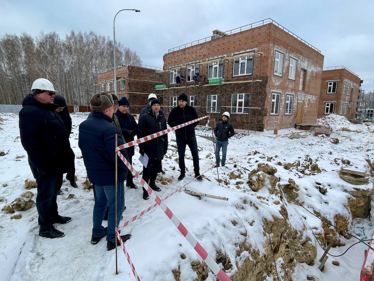 В Челябинске продлевают контракт на строительство детского сада в Парковом  Временно исполняющий полномочия главы города Алексей Лошкин провел совещание со строителями детского сада в микрорайоне "Парковый". Дошкольное учреждение должны были открыть до конца года, однако срок сдвигается.  "Возникли вопросы, связанные с третьими лицами, поэтому продлеваем срок контракта. Потребовал от подрядчика максимально ускориться в устранении всех причин задержки. Со стороны администрации города обязательно окажем поддержку в решении всех сложных вопросов. Стараемся открыть новый детский сад как можно раньше", — говорится в телеграм-канале врип мэра.    Сейчас детский сад готов на 67%. Проводятся фасадные и отделочные работы, благоустройство игровых площадок.  Новый детсад в 48-м микрорайоне будет рассчитан на 140 мест. На строительство было направлено около 180 миллионов рублей.  Фото: телеграм-канал Алексея Лошкина    Вести Южный Урал   Челябинск