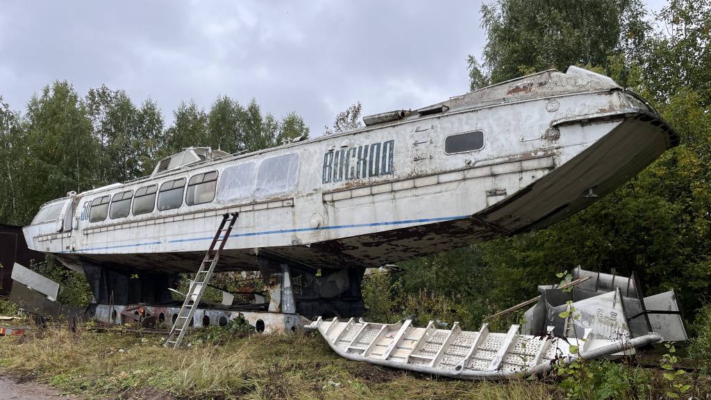 Легендарный Восход на подводных крыльях уже в следующем году вновь своим ходом пройдет по Каме А в 2027 году судно должно курсировать по маршруту Пермь Чайковский После многолетнего простоя Восход отправляется из Перми на восстановление в Ленинградскую область Заменят на судне практически все от двигателя до пассажирских кресел Будет интересно посмотреть на советского представителя речного флота рядом с новеньким Метеором который уже оценили жители Пермского края