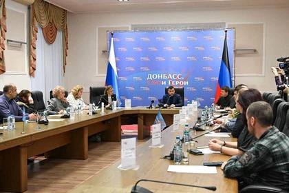 Первые два этапа конкурса «Донбасс. СВОи Герои» прошли почти 500 человек в ДНР Согласно положению о конкурсе, на третий этап приглашаются те участники, которые получили наиболее высокие показатели в рейтинге, составленном по результатам предыдущих этапов конкурса, - сказала член Общественного совета кадрового конкурса, руководитель филиала фонда «Защитники Отечества» в ДНР Марина Соловарова. На кадровый конкурс «Донбасс. СВОи Герои» было подано почти две тысячи заявок.