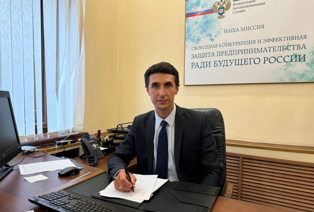 Нового руководителя УФАС назначили в Вологодскую область из Саратова. Известно, что Павел Кошманов служит в антимонопольном ведомстве с 2013 года. Он награжден Почетной грамотой ФАС России, Медалью Федеральной антимонопольной службы «За отличие в службе» III степени, Медалью «30 лет антимонопольным органам». До назначения на должность руководителя Вологодского УФАС он занимал должность заместителя руководителя Саратовского УФАС РФ. Напомним, что бывший руководитель регионального управления ФАС по Вологодской области Наталия Мерзлякова была задержана в марте 2024 года. В отношении чиновницы утверждены уголовные дела по чч. 3,6 ст.290 УК РФ получение взятки должностным лицом за незаконные действия бездействия в особо крупном размере , ч.3 ст.160 УК РФ присвоение или растрата, совершенная должностным лицом в особо крупном размере с использованием служебного положения , и ч.1 ст. 285 УК РФ злоупотребление должностными полномочиями .