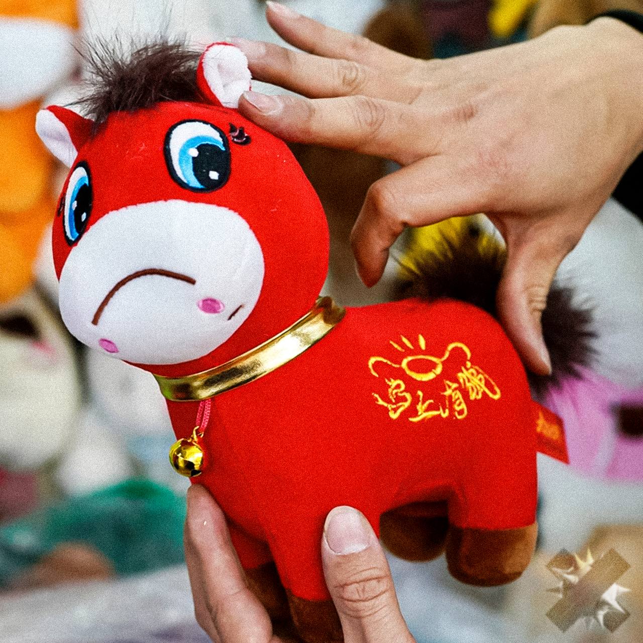 Грустная лошадка стала символом 2026 года В Китае завирусилась красная плюшевая лошадь у которой из за производственной ошибки рот пришили вверх ногами Из за этого целая партия игрушек выглядит так будто лошадка вот вот заплачет Фотографии быстро разошлись по соцсетям и теперь печальная лошадка главный новогодний хит Магазин где нашли брак отказался что то менять и наладил выпуск специально грустной версии Заказы расписаны уже до весны грустно но мило лучший символ года НМШ