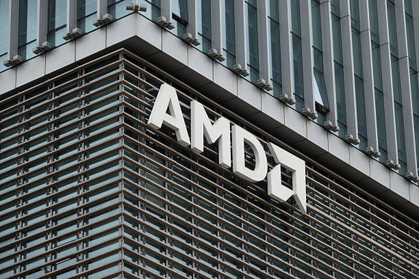 Акции AMD взлетели на 25 после сделки с OpenAI OpenAI подписала с AMD соглашение на поставку 6 ГВт графических процессоров для построения инфраструктуры искусственного интеллекта Сделка может принести AMD десятки миллиардов долларов нового дохода пишет Bloomberg AMD предоставит OpenAI варранты на 160 млн акций которые будут активироваться по мере выполнения этапов проекта Первый этап начнется во второй половине 2026 года На этом фоне акции AMD выросли на 25 на премаркете теперь они стоят больше 200 Компания ожидает что сотрудничество ускорит рост ее выручки от AI чипов с нынешних 6 5 млрд до более 100 млрд в перспективе Фото Getty Images kursivm kursiv investment