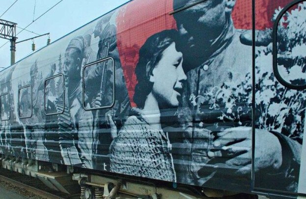 Творческие коллективы Минобороны РФ выступят в Ростове-на-Дону В конце апреля в Ростов-на-Дону приедет агитпоезд «Единство в памяти. Сила в подвиге» с выставками «80 лет Великой Победы», «Невыученные уроки истории», «Всегда на высоте», «Флот – помним! Чтим! Наследуем!». На открытой площадке-сцене выступят творческие коллективы Минобороны России. «Движение состава начнется 19 апреля и завершится 3 июля, за это время поезд пройдет по территории 67 субъектов страны. В Ростов-на-Дону он прибудет 28 апреля», – сообщает правительство Ростовской области. В составе – локомотив, платформа-сцена и 18 вагонов. Из них четыре пассажирских, один багажный, восемь тематических с экспозициями. Южная служба новостей