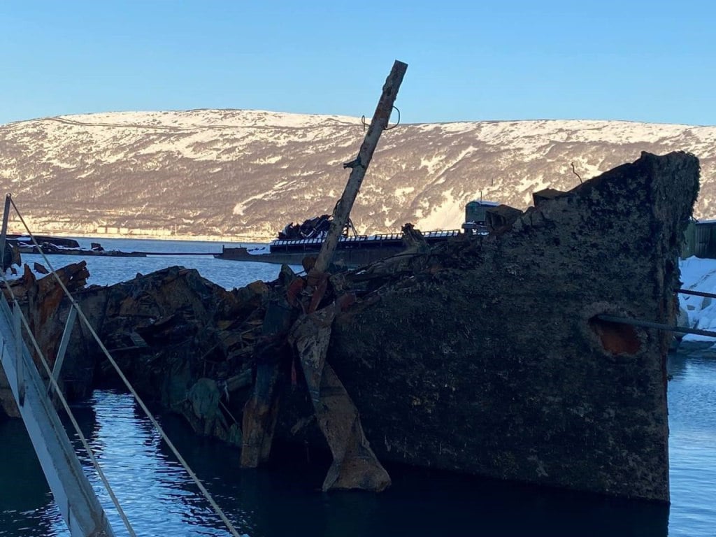 Более ста затонувших судов поднимут в акваториях Дальнего Востока в ближайшие пять лет  Как сообщает Минприроды РФ, акватории Дальнего Востока благодаря проекту «Генеральная уборка» очистили от затонувших судов. 213 траулеров, буксиров и кораблей ликвидировали в бухтах Магадана, Сахалина, Камчатки, Чукотки, Хабаровского и Приморского краёв. Все объекты оказались на морском дне ещё в прошлом веке, судовладельцы зачастую умышленно топили свои суда, уходя тем самым от ответственности за их списание и ликвидацию.  «Проект по подъёму кораблей позволил не только решить экологическую проблему акваторий, ведь ржавчина и остатки топлива могли нанести вред экосистеме моря, но и справиться с законодательным пробелом по ответственности собственников за имущество, которое может вредить окружающей среде. Принято несколько нормативно-правовых актов, изменены правила, теперь судовладельцам невыгодно умышленно топить свои суда и перекладывать ответственность по его ликвидации на государство», — прокомментировал министр природных ресурсов и экологии России Александр Козлов.  Процесс подъёма и ликвидации одного судна занимал достаточно много времени. Каждый объект обследовали, поднимали со дна  различными способами , доставляли к местам утилизации. Например, рыболовное судно «Галичи» несколько десятилетий лежало на дне бухты Нагаево в Магаданской области. Когда судно обследовали водолазы, выяснилось, что оно прижато буксиром, соответственно работы удвоились и усложнились. Под ним размыли илистое дно водяными помпами и вытянули 120-тонное судно лебёдками. А буксир с помощью судоподъёмных мешков подняли на поверхность воды, придали ему плавучесть и отправили к месту утилизации. Оба судна распилили на металлолом.  Ликвидация затонувших кораблей в дальневосточных акваториях продолжится. На ближайшую пятилетку запланирован подъём и утилизация 103 объектов. Работы будут проходить по федеральному проекту «Генеральная уборка» национального проекта «Экологическое благополучие».