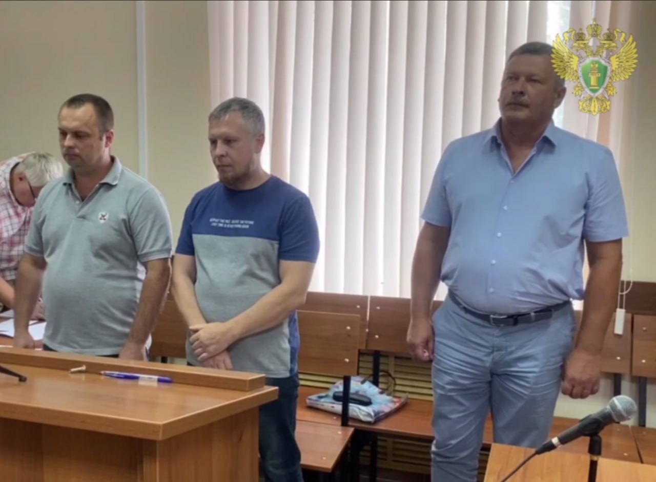 По полтора года исправительных работ с удержанием 10% от зарплаты получили гендиректор, главный инженер и мастер участка «Теплоэнерго». Их признали виновными в халатности из-за смерти мужчины. Ночью 13 апреля 2022 года около дома №2 на улице Чехова в Нижнем Новгороде произошел разрыв трубопровода с горячей водой. На месте происшествия тут же подмыло грунт, и тот провалился. Мимо ехал 45-летний велосипедист — он упал в образовавшийся котлован и позже скончался в больнице от ожогов. Следствие установило, что ответственными за участок были трое сотрудников «Теплоэнерго». Суд постановил, что из-за их небрежного отношения к работе и погиб человек.