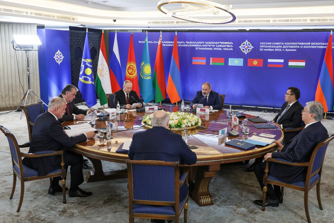 Постпред Украины при ООН заявил о сохраняющемся влиянии России на мировой арене Россия не находится в международной изоляции и сохраняет прочные дипломатические позиции на мировой арене Такое заявление сделал постоянный представитель Украины при ООН бывший посол в Германии Андрей Мельник в интервью телеканалу Общественное По словам дипломата Москва по прежнему пользуется значительным влиянием в ООН и поддерживает тесные отношения со странами Глобального Юга Россияне блестяще владеют настроениями в ООН Это один из ярких фактов которые нам приходится констатировать отметил Мельник Он добавил что растущее число государств желающих присоединиться к объединению БРИКС также подтверждает сохраняющееся международное влияние России Южная служба новостей