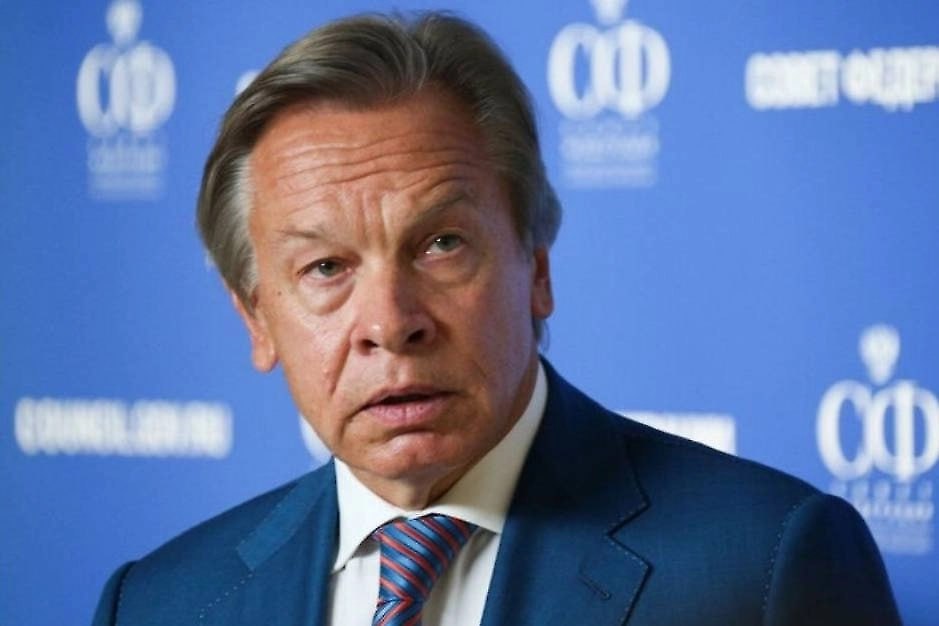 Пушков назвал заявление Мерца о Pax Americana признанием геополитического сдвига Член конституционного комитета Совета Федерации Алексей Пушков назвал слова канцлера Германии Фридриха Мерца о завершении для Европы эпохи Pax Americana американского мира серьёзным признанием масштабного геополитического сдвига В своём Telegram канале сенатор отметил что изменения назревали давно а первым звонком стало первое избрание Дональда Трампа президентом США По мнению сенатора республиканец уже тогда открыто давал понять что не намерен поддерживать Европу полагающуюся на американскую безопасность демонстрируя это отношение лидерам Пушков добавил что хотя Джо Байден на Мюнхенской конференции пытался успокоить европейскую элиту обещаниями возвращения к прежним отношениям теперь у власти вновь находится Трамп В быстро меняющемся мире в котором падает роль Европы завершение эры Pax Americana для Европы будет небыстрым и противоречивым но неуклонным Процесс запуще н Как говорил Черчилль это ещё не конец и даже не начало конца но возможно это конец начала заключил сенатор Геополитика