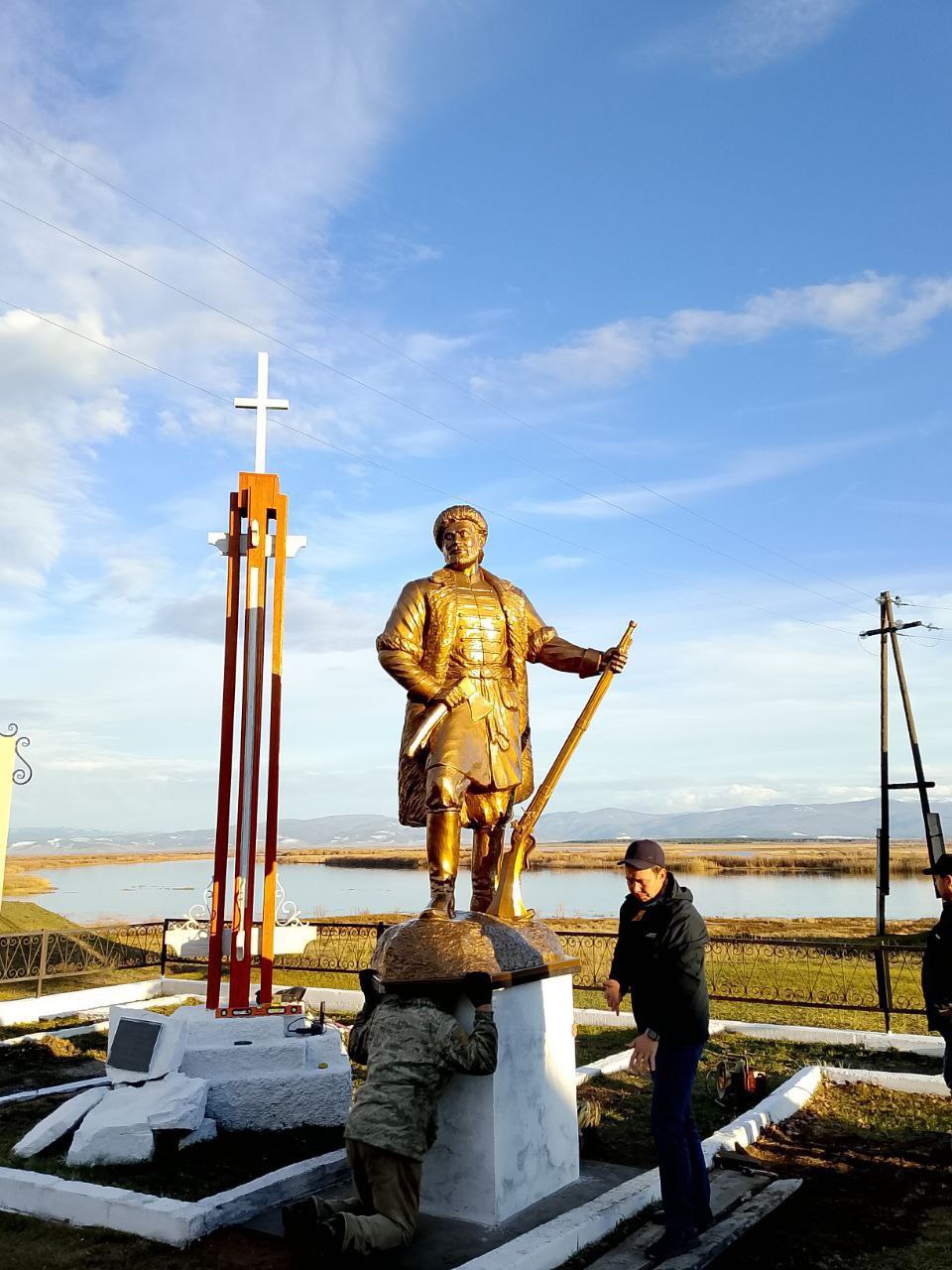 В селе Бурятии убрали скульптуру из за нарушения авторских прав В селе Баргузин убрали памятник основателю Баргузинского острога Ивану Галкину Напомним его установили в октябре Люди поинтересовались куда делся монумент Как оказалось в администрацию сельского поселения Баргузинское поступило письмо с претензией от владельца частного музея в Улан Удэ Льва Бардамова Он заявил о нарушении авторских прав Бурятия Подробности в Номер один Сообщить нам свою новость можно по кнопке Письмо в редакцию