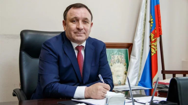 Опять слугу народа обидели, когда уже этот гадкий Телеграм запретят [sarcasm]  Три дня назад ведущий Радио КП Иван Панкин разместил пост про мэра Иркутского района Леонида Фролова  на фото :  Его дочь Екатерина и зять Рубен Казарян демонстрируют в запрещенном инстаграме роскошный образ жизни с регулярными поездками в США и на Мальдивы. Тут всё — фото из Беверли-Хиллз и Голливуда, дорогие автомобили и брендовые вещи, шампанское Moët и сумочка Louis Vuitton для переноски собачки за 220 тыс.  Екатерина Фролова в своём посте говорит, что США — это «страна, в которую мечтаешь вернуться снова и снова», а её супруг называет весь цивилизованный мир — «пробником Америки».  Панкин указывает, что поездки в США у дочери и зятя Фролова были в 2018 и 2024 годах. Сейчас Екатерина Фролова и Рубен Казарян уже закрыли свои аккаунты в Инстаграм.   Как отреагировал Фролов? Цитирую:  Леонид Фролов назвал претензии «потоками клеветы» и «бредом», который «перешел все границы», затронув его семью и «священную тему СВО». Фролов заявил, что «релоканты-уклонисты», строчащие «грязные посты» из-за границы, не смогут «вбить клин» в единство региона.  Он также открыто пригрозил, что «безусловно, придут те, кто борется с пятой колонной внутри страны», чтобы «поговорить по существу» об ущербе, причиненном стране и Иркутской области. Более того, глава района обвинил критиков в прямом финансировании ВСУ, утверждая, что их средства, направленные на «заказ постов беглым администраторам», фактически идут на закупку украинских ракет и беспилотников.  Патриот, будь бдителен! Госдеп не дремлет! То у Семигина сайт взломает, то дочь и зятя Фролова насильно в США увезет! Но они не смогут внести раскол в нашу сплоченную сплоченность!  ДБ  с