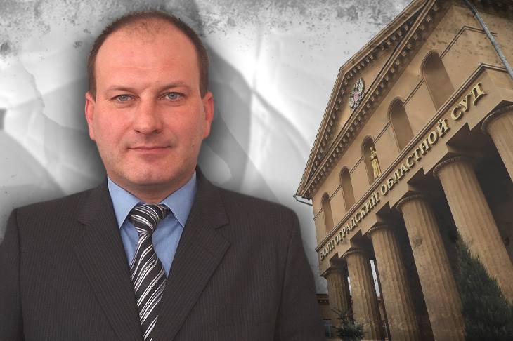 Волгоградский областной суд ужесточил наказание бывшему заведующему кафедрой ВГАФК Михаилу Вершинину за мошенничество с использованием служебного положения Как сообщили V102 RU в объединенной пресс службе судов региона ранее Советский районный суд Волгограда признал Вершинина виновным в хищении обманным путем денежных средств студентов Его приговорили к принудительным работам на 3 года с удержанием из заработной платы 10 в доход государства Осужденный вину не признал и обжаловал приговор Это наказание не устроило и гособвинение которое также подало апелляцию Отметим что в 2020 году Михаил Вершинин претендовал на должность ректора Волгоградской государственной академии физической культуры Однако ему не удалось набрать необходимое количество голосов в свою поддержку Мы в МАХ   max ru v102ru Подписывайтесь